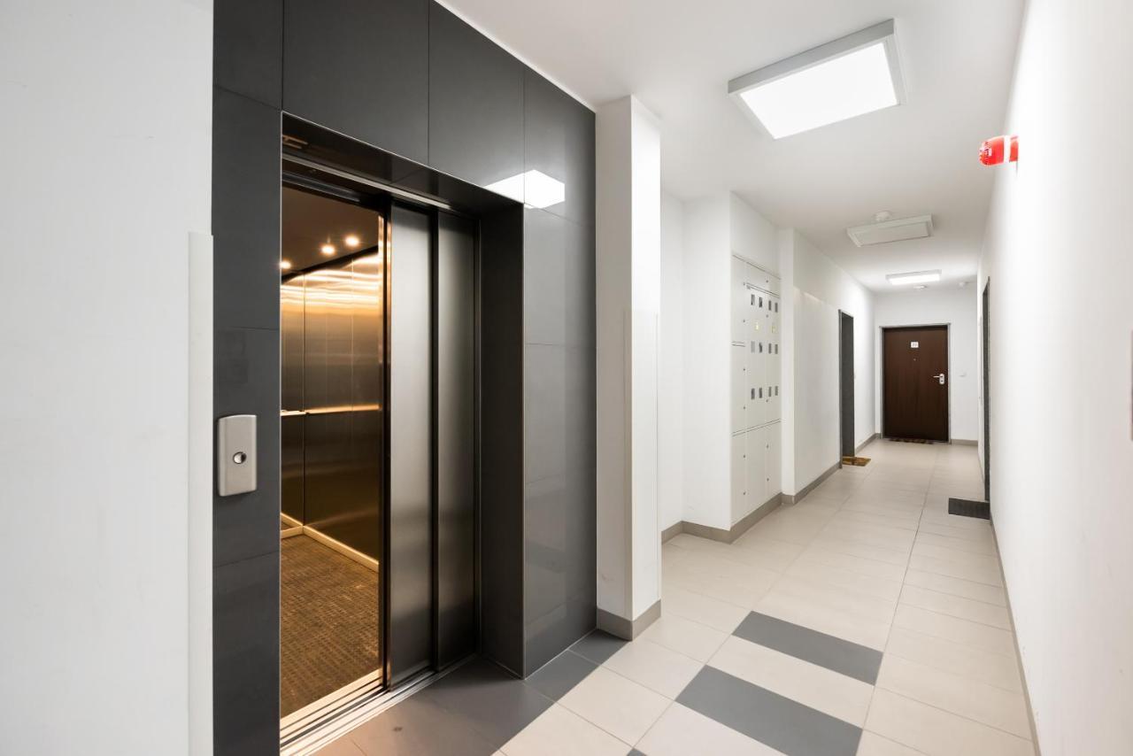 Metro Mlynow Silver Apartment Варшава Екстер'єр фото