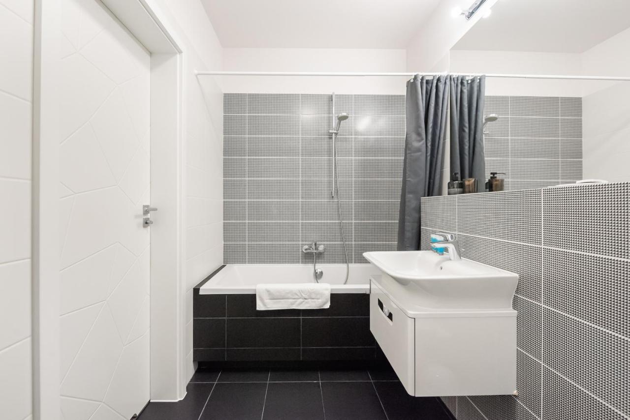 Metro Mlynow Silver Apartment Варшава Екстер'єр фото